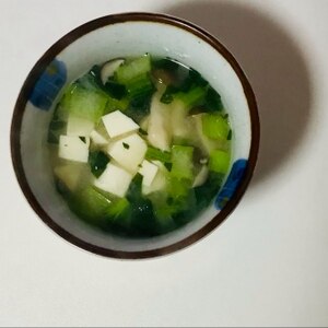 豆腐とねぎと小松菜とごまの味噌汁